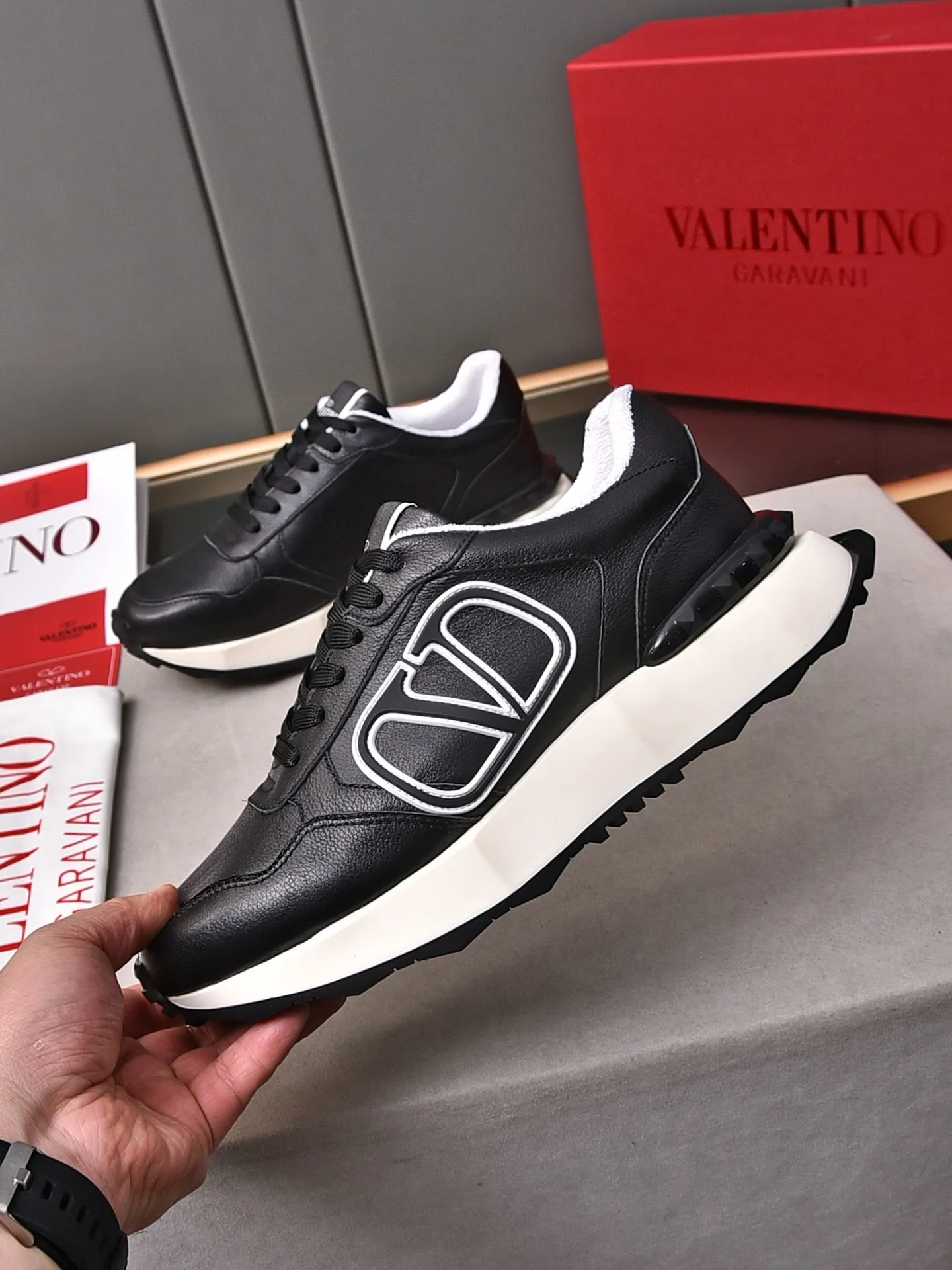 Men's men's shoes 💰560❣️🔺Valentino🔺Valentino New casual shoes Forrest Gump shoes Sports shoes ☑️ The latest popular models on the catwalk, the same style worn by Yang Yang, Zhang Yixing, Guan Xiaotong and many other stars. The upper is glued and embossed with craftsmanship. The oversized LG shows luxury and domineering. It is so beautiful that it is so handsome that it shows a different casualness and fashion. It is a must-have for men‼ ️Material: Original custom-made first-layer cowhide for the upper. Lining: High-density breathable terry cloth. Outsole: Original molded steel-stamped foam combination sole Size: Male 39~44 (45 is custom-made and non-returnable) Full set of counter original packaging
